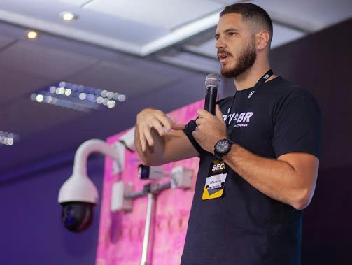 Marcus Ribeiro palestrando em evento Hikvision