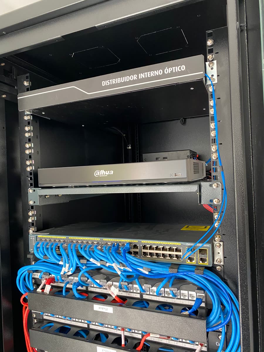 Rack de rede com fibra óptica organizada