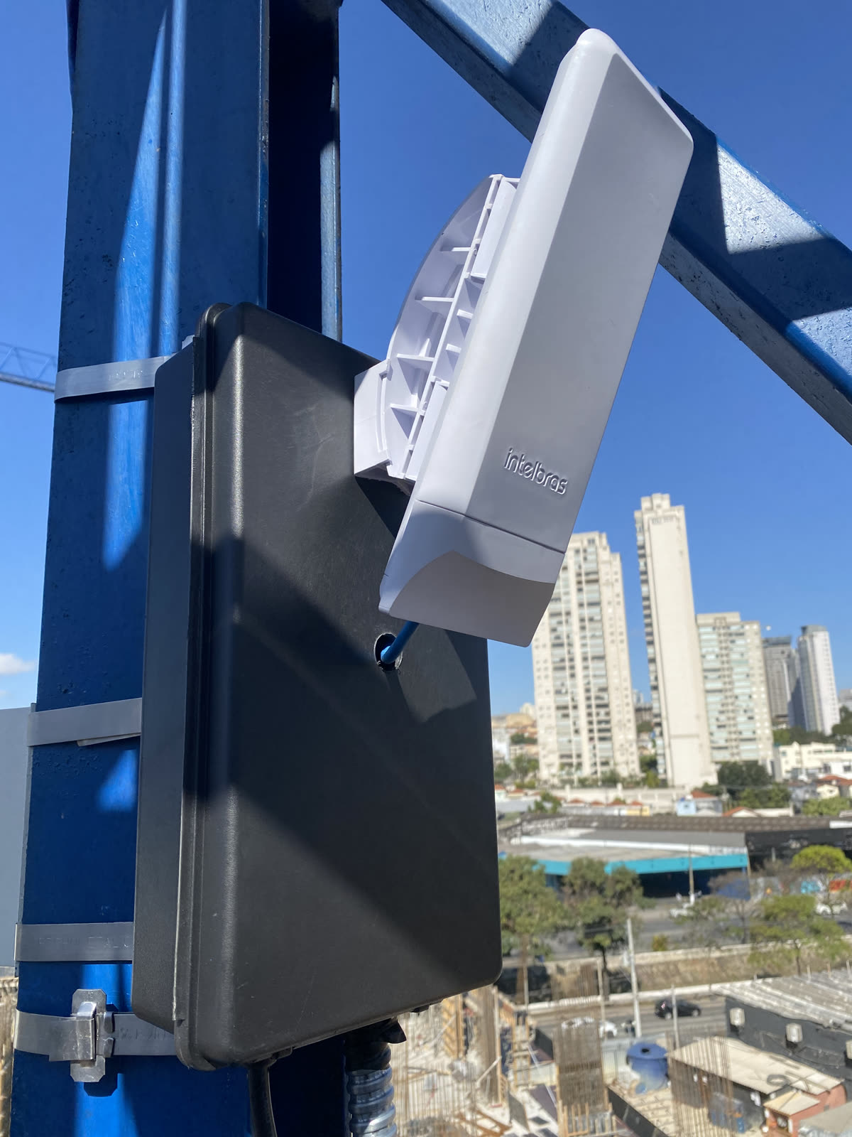 Rádio e caixa hermética em estrutura metálica